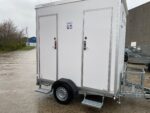Toiletvogn VIP med to toiletter for kloak tilslutning , incl. mont/slutrengøring. Ex. transport.