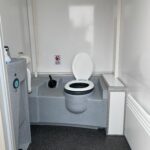 Toiletvogn VIP med to toiletter med tank, incl. mont og slut rengøring. Kørsel tilgår.