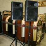 Jukeboks højtalere op til 100 gæster.