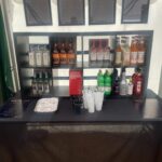 Leje af tom sort bar reol